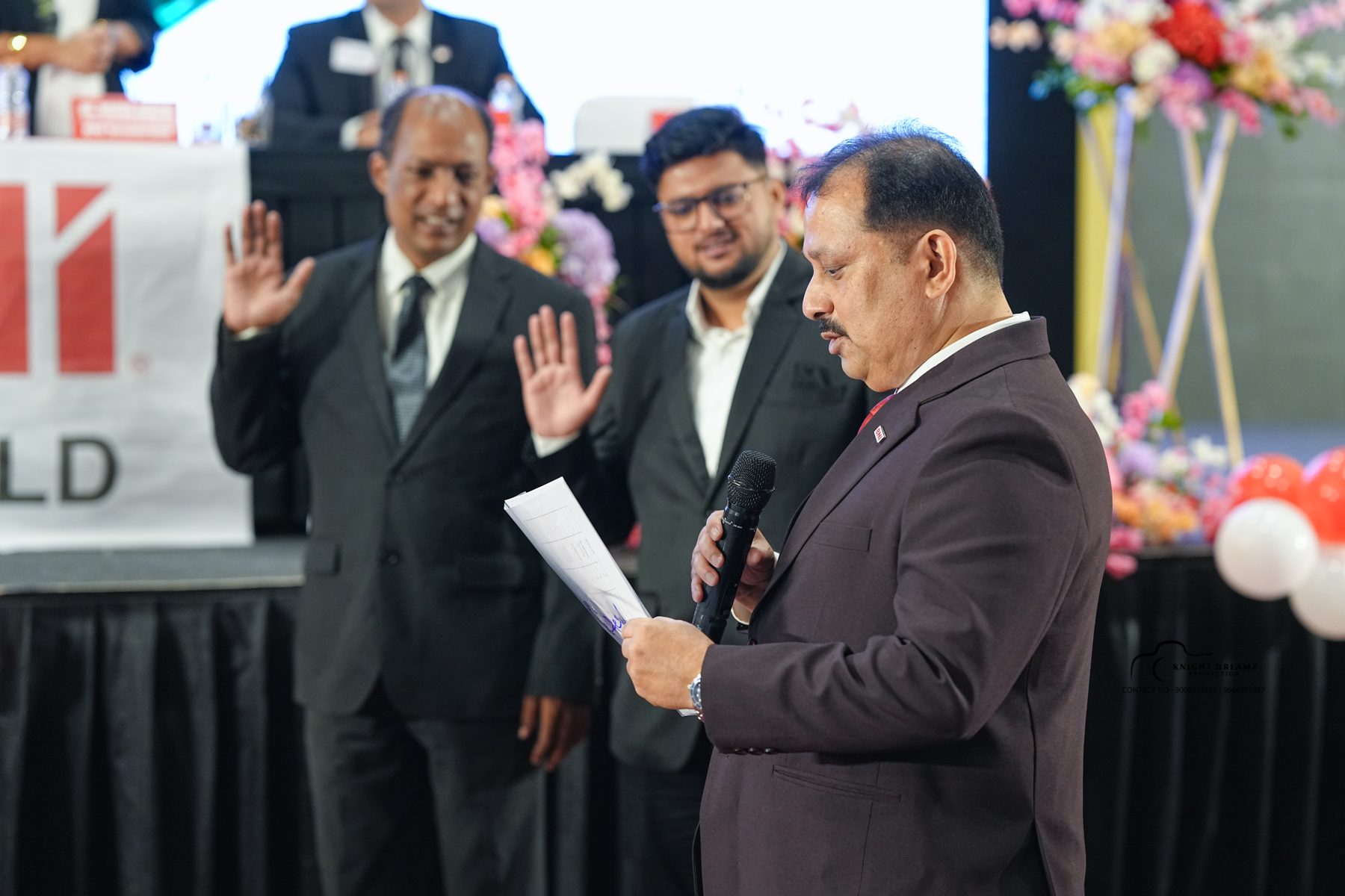 Uday Shetty administering the oath on stage at a BNI chapter launch